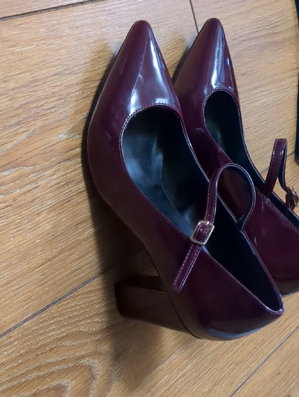 le chateau Burgundy Patent Mary Jane Pumps with Block Heel - Picture 7 of 7